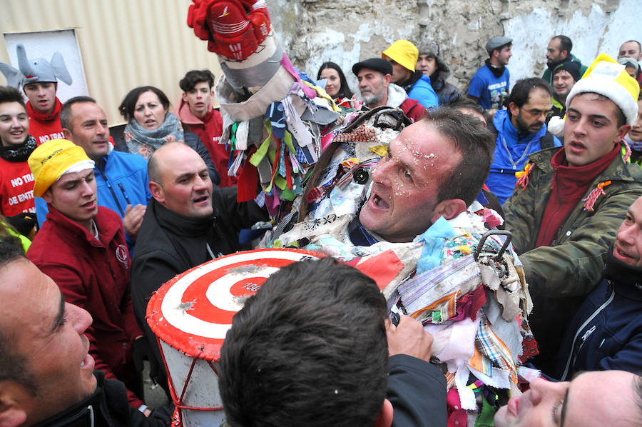 Fotos: Lluvia de nabos en Piornal para recibir al Jarramplas
