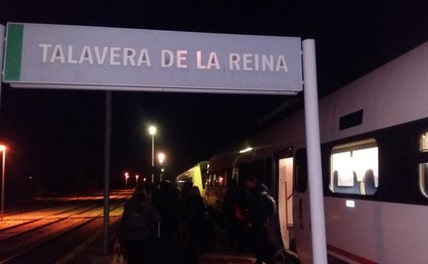 Pasajeros afectados en el tren de esta tarde Zafra-Madrid