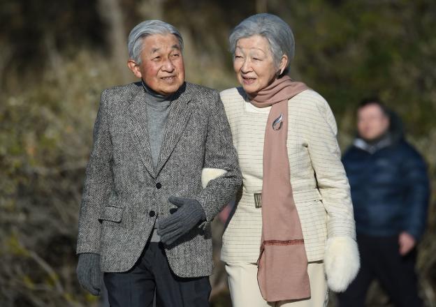 El emperador Akihito y su esposa, Michiko, pasean por la playa próxima a la Villa Imperial de Hayama. :: afp