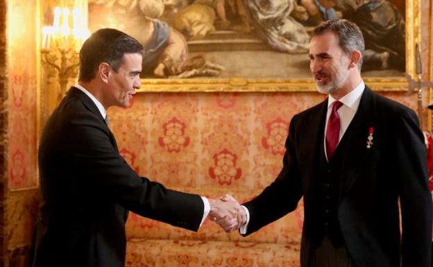 El Rey Felipe VI saluda al presidente del Gobierno, Pedro Sánchez, durante el recibimiento al Cuerpo Diplomático acreditado en España en el Palacio Real de Madrid. 