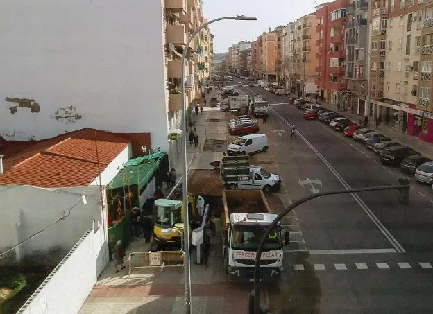 Las zanjas han sido abiertas cada pocos metros en el tramo. 