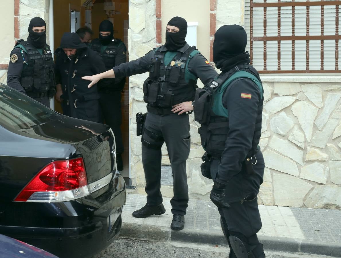 Varias unidades de la Guardia Civil y la Policía Nacional están llevando a cabo desde primeras horas de la mañana de este miércoles diversos registros en viviendas de Mérida y en otras localidades pacenses como Santa Amalia. El operativo se enmarca en una macrorredada contra el tráfico de drogas que se está desarrollando a nivel nacional. La Delegación del Gobierno en Extremadura confirma que ya ha habido detenciones en la provincia.
