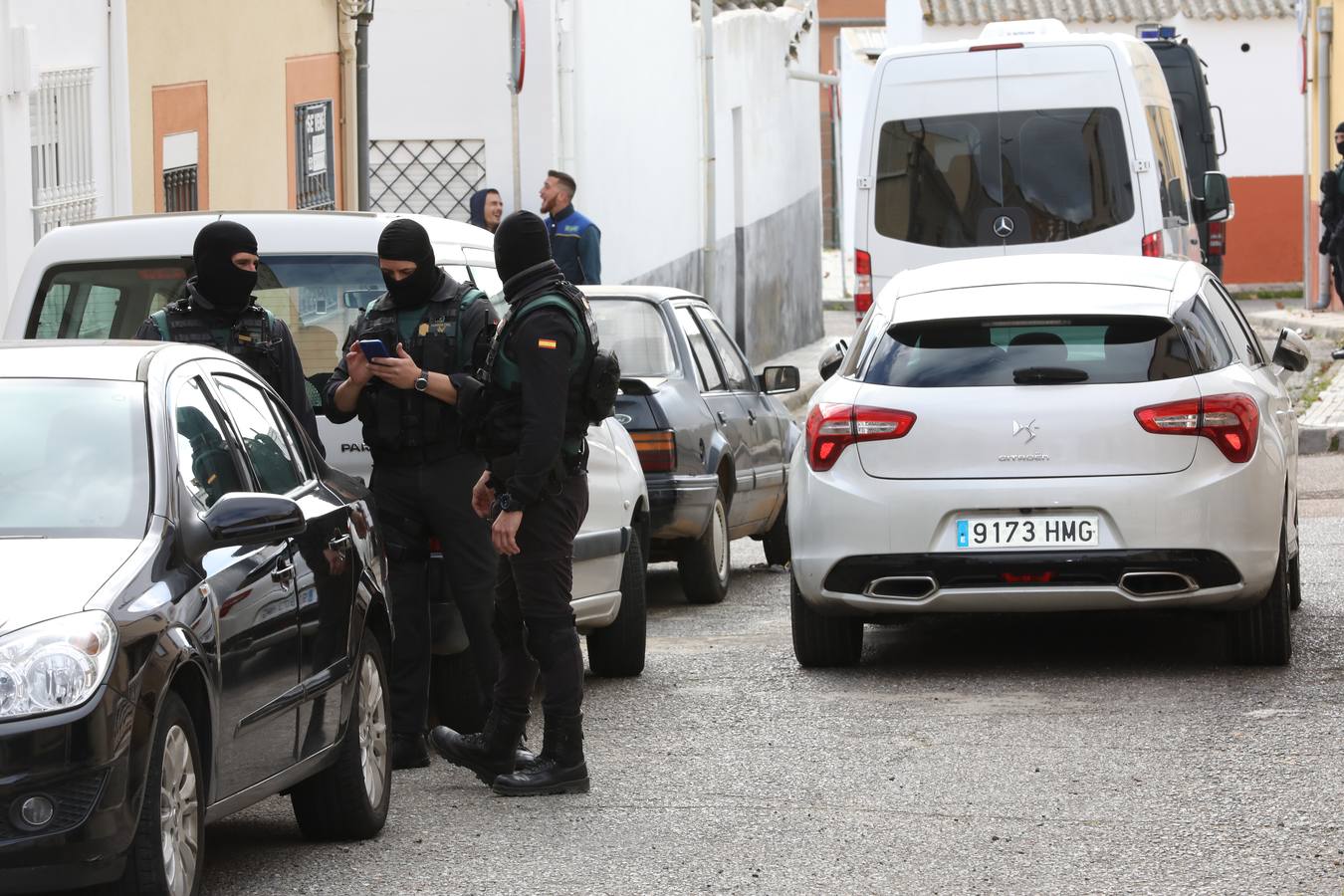 Varias unidades de la Guardia Civil y la Policía Nacional están llevando a cabo desde primeras horas de la mañana de este miércoles diversos registros en viviendas de Mérida y en otras localidades pacenses como Santa Amalia. El operativo se enmarca en una macrorredada contra el tráfico de drogas que se está desarrollando a nivel nacional. La Delegación del Gobierno en Extremadura confirma que ya ha habido detenciones en la provincia.