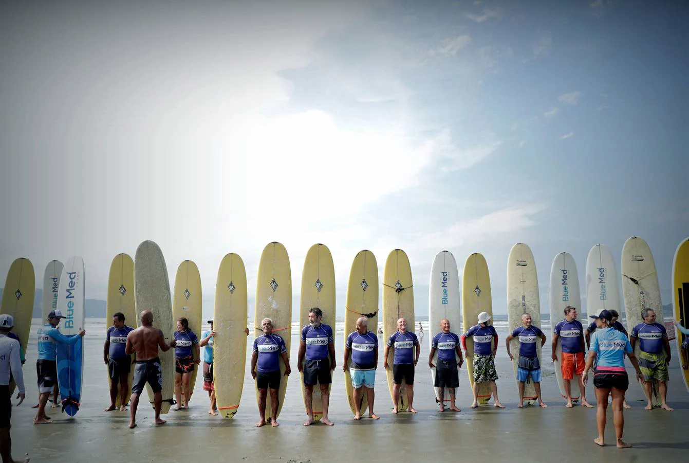 Un grupo de mayores de 50 años práctica surf durante una clase que imparte «Escuela Radical», en Santos (Brasil). Con el espíritu aloha por bandera han encontrado en el surf una «nueva forma de vida» que, en algunos casos, se ha convertido en la vacuna perfecta contra los prejuicios de la vejez, la soledad y hasta la depresión.