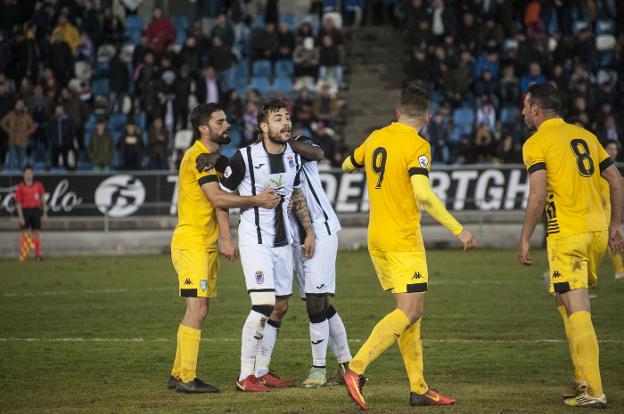 Cristian Pérez intercambia impresiones con el serón Javi Sánchez. 