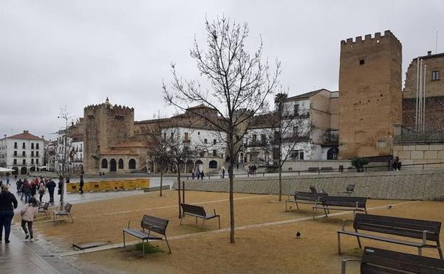 El arenero de la Plaza Mayor de Cáceres se cambiará por un hormigón coloreado