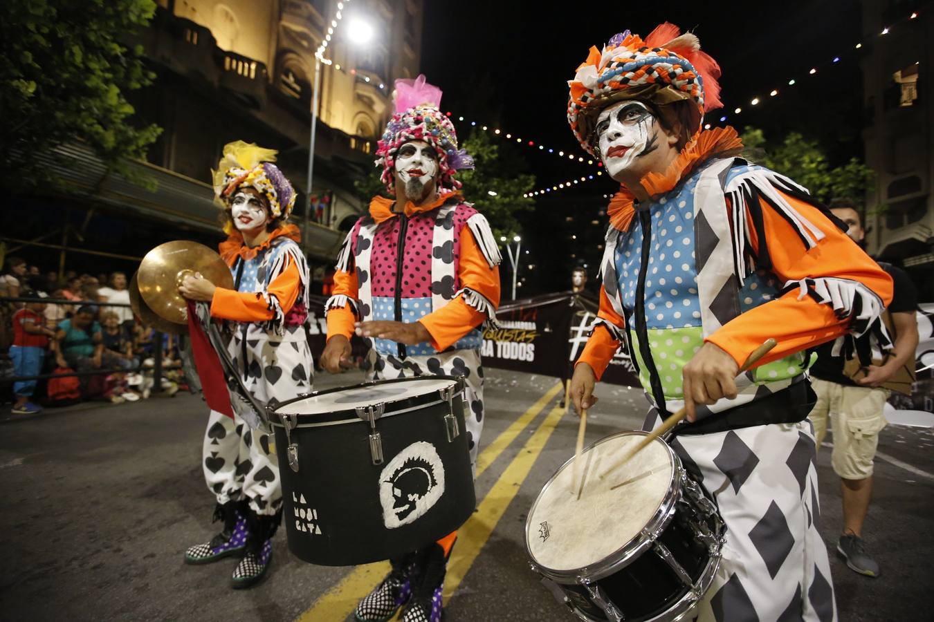 Agrupaciones de murgas uruguayas participan en el desfile inaugural del carnaval de Montevideo (Uruguay). El tradicional desfile está compuesto por 44 conjuntos de las agrupaciones carnavalescas. A diferencia de años anteriores, en esta ocasión se optó por tener un desfile menos extenso pero con un escenario en la última cuadra para que cada conjunto pueda hacer una breve presentación de tres minutos que es evaluada por un jurado y ante la mirada del público que rodea las calles de la tradicional avenida 18 de julio.