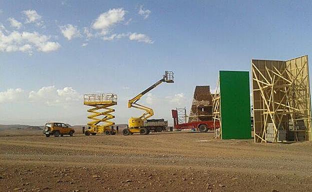 Durante un rodaje en la ciudad marroquí de Ouarzazate, donde la empresa extremeña ya tiene oficina. :: 