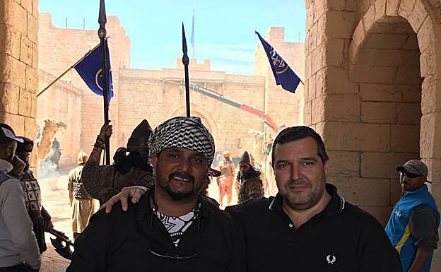 El placentino Diego Hernández Pavón (dcha.) con su maquinaria al fondo junto a un operario de cine en Marruecos. :: 