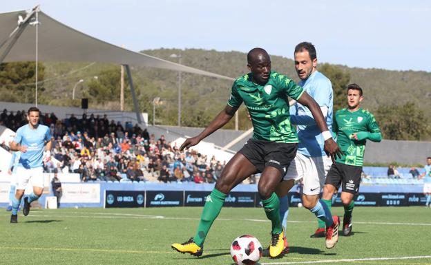 Diakité defiende el balón ante un jugador del Ibiza