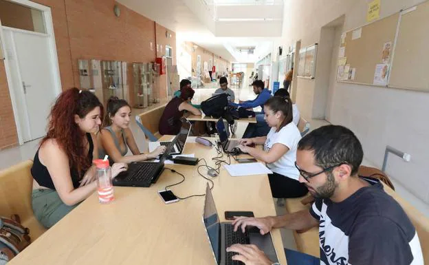 Un grupo de estudiantes en un campus de la Universidad de Extremadura. :: HOY