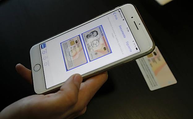 La herramienta escanea documentos de identidad y además de comprobar su veracidad, los coteja con una foto de quien lo presenta:: 