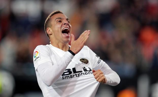 Rodrigo celebra con rabia el tercer gol del Valencia.