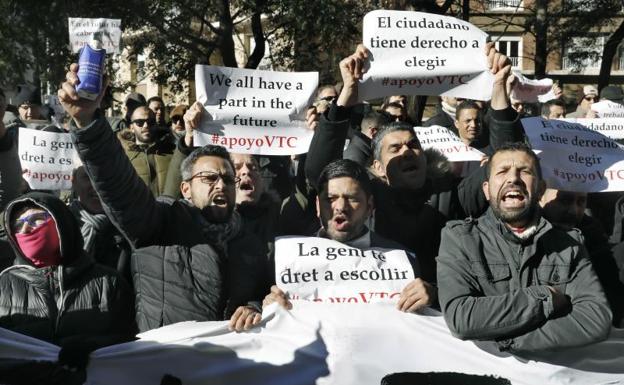 Varios centenares de conductores de vehículos de alquiler con conductor (VTC) se ha manifestado en Barcelona.