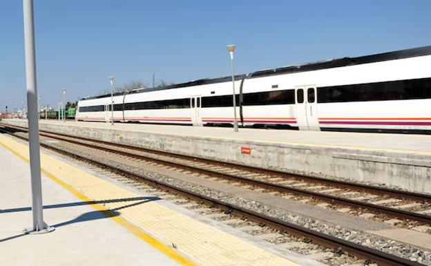 Tren extremeño parado en una estación de la región.