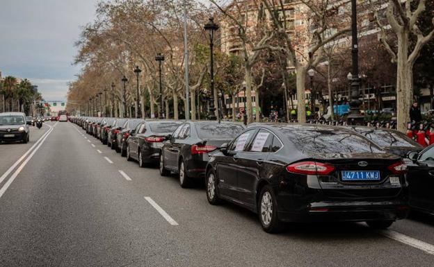 Varios vehículos VTC se concentran en la avenida Diagonal de Barcelona.