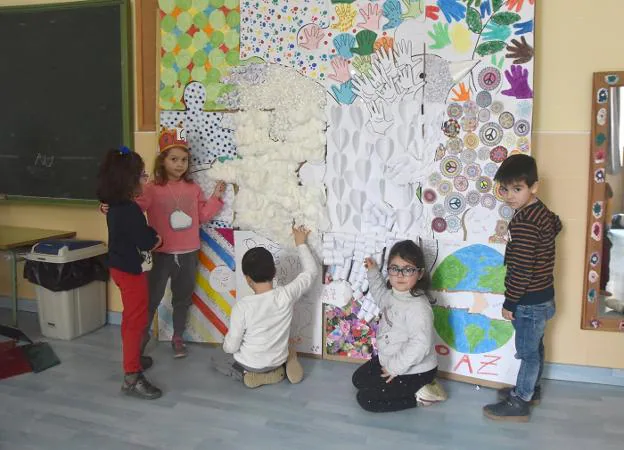 Alumnos elaboran parte del mural. :: karpint