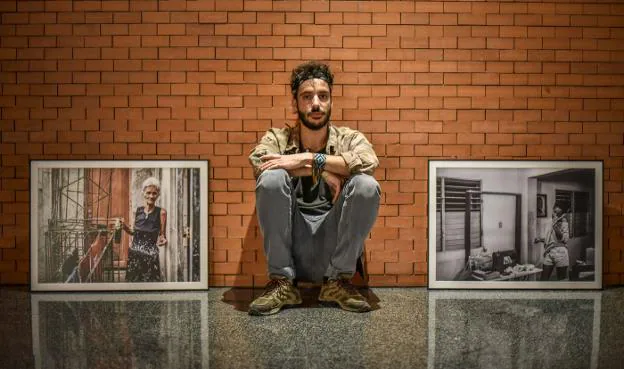 Roberto Palomo, en el Meiac el pasado lunes antes de su charla sobre fotoperiodismo, con algunas de sus fotografías. :: J. V. ARNELAS