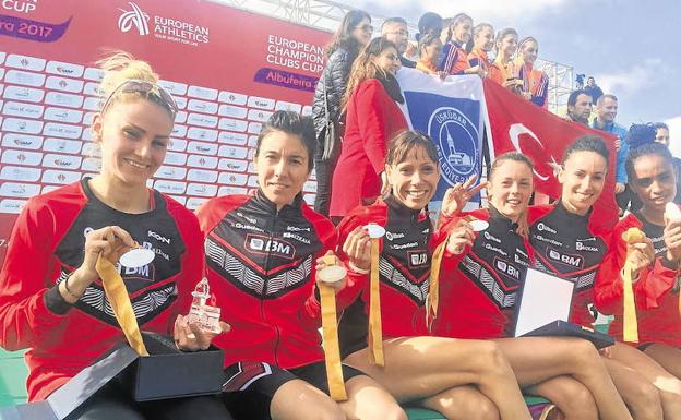 Tania Carretero, cuarta por la izquierda, con el Bilbao tras ganar la plata en la Copa de Europa de Clubes de Campo a Través en 2017 en Albufeira. :: HOY 