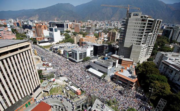 La multitud llena las calles del centro de Caracas.