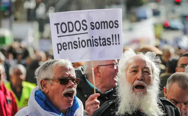 Dos pensionista, participantes en la manifestación celebrada en Madrid.