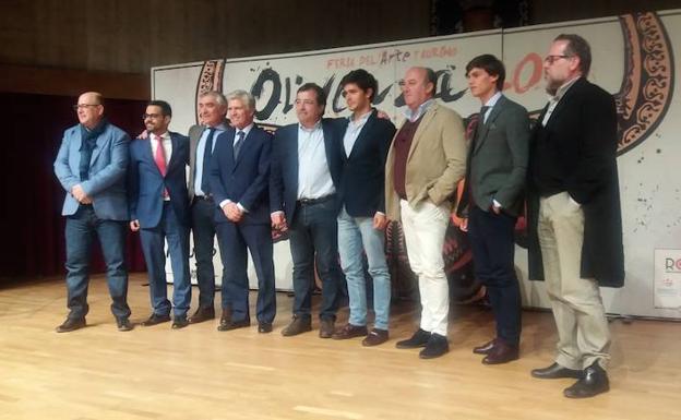 El presidente Guillermo Fernández Vara, en el centro, en la foto de familia del acto. :: J. M. M. P.