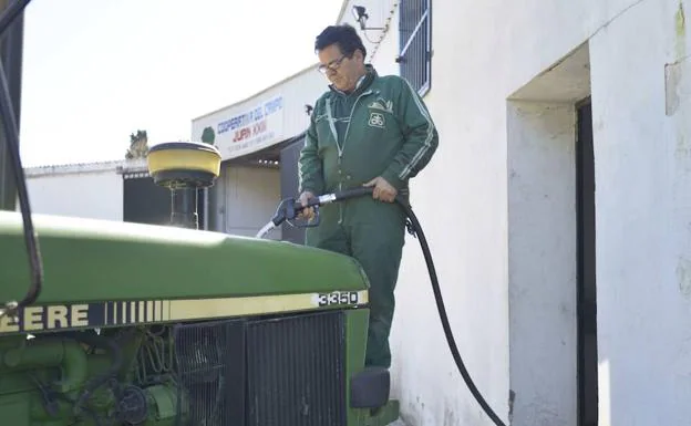 Un agricultor llena su tractor en el surtidor de la cooperativa Juan XXIII de Villafranco del Guadiana. :: HOY