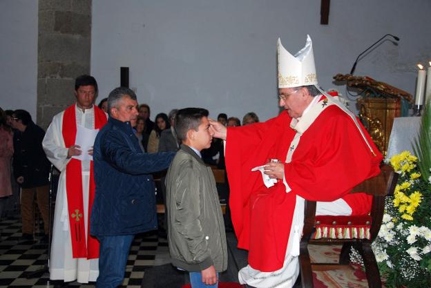 Morga confirma a un joven en la iglesia de San Lorenzo. :: conrado r.