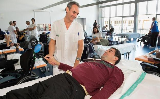 Paciente atendido por un especialista en el Hospital Nacional de Parapléjicos de Toledo.