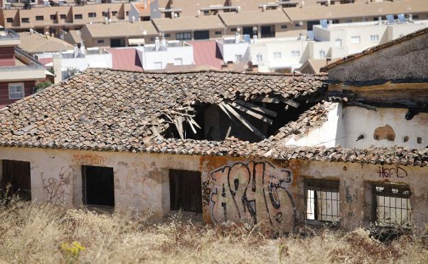 Aspecto exterior de la vieja vaquería en la que está el Pozo de la Nieve de Cáceres con Montesol de fondo. :: ARMANDO MÉNDEZ