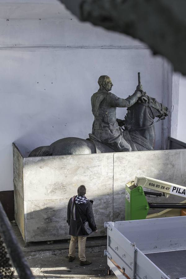 Almacén municipal de Santander, donde se guardan los monumentos y materiales franquistas retirados de las calles. En la imagen, La estatua de Francisco Franco protegida por una estructura metálica y chapas de acero.