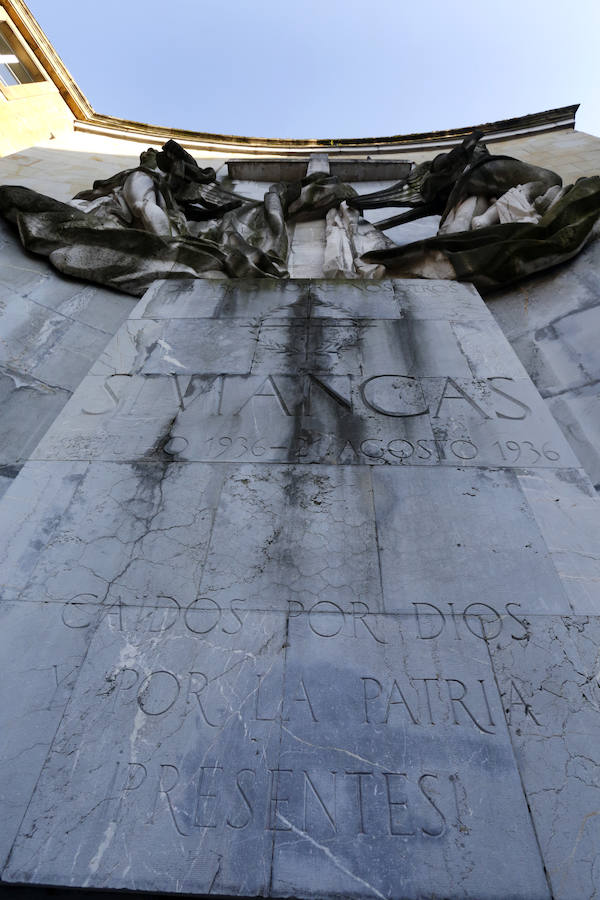 Inscripción franquista grabada en la piedra del monumento a los héroes del Simancas en la fachada del colegio de la Inmaculada de Gijón.