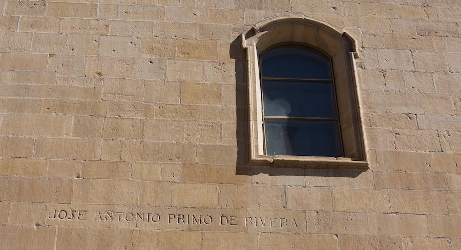 Inscripciones franquistas en la fachada principal y en la lateral en la calle portales haciendo referencia al franquismo y a Primo de Rivera en la Catedral de Logroño.