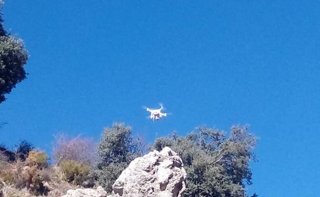 Un dron de la Guardia Civil rastrea la zona en busca del joven desaparecido 