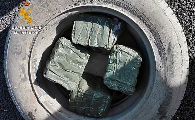 Dos hermanos de Coria, detenidos en Puebla de Sancho Pérez con cuatro kilos de hachís en el vehículo