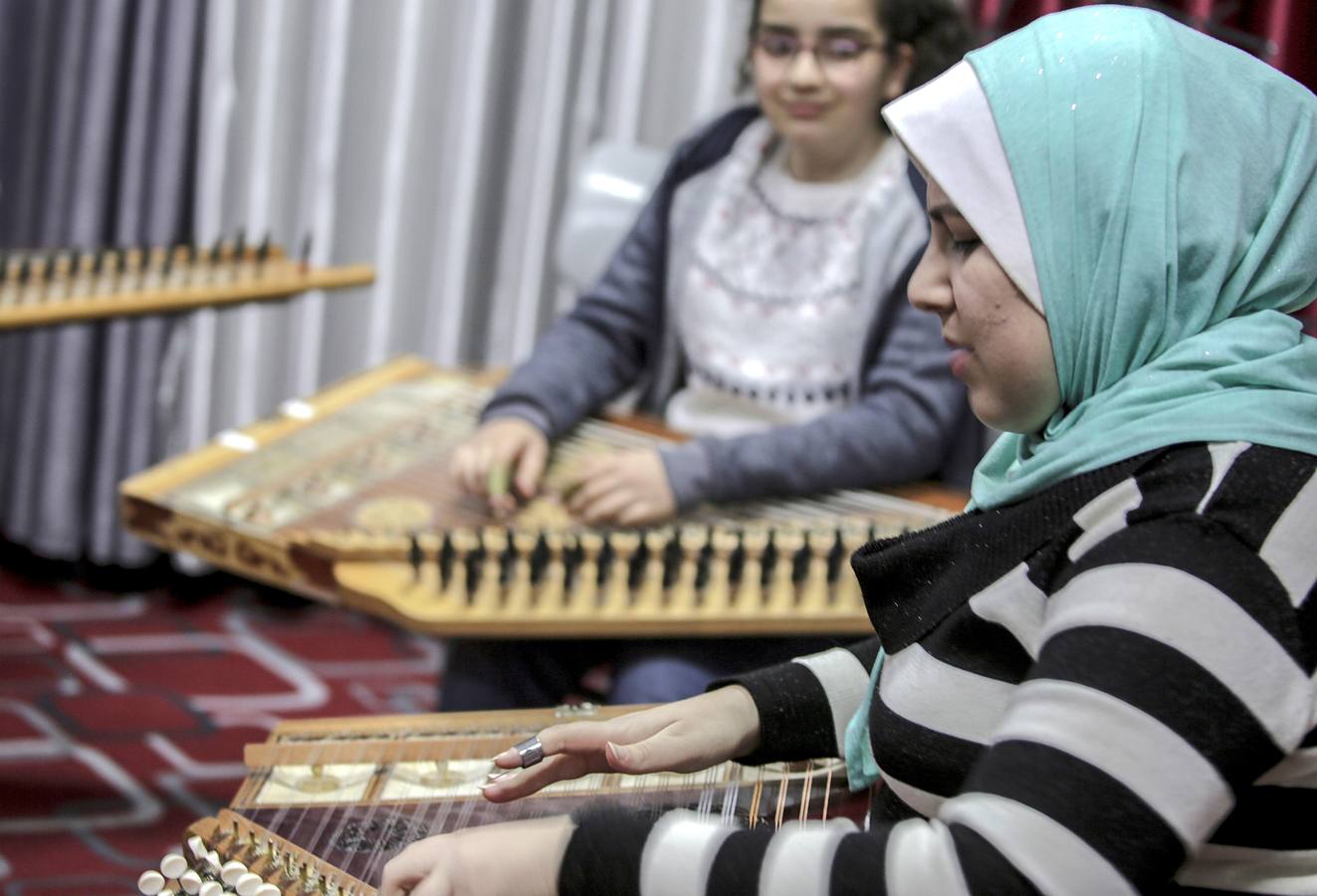 Estudiantes palestinos asisten a clases de música en el Conservatorio Nacional de Música Edward Said en la ciudad de Gaza Alrededor de 180 estudiantes palestinos, de entre seis y 16 años, se entrenan en el Conservatorio Nacional de Música Edward Said con cinco tipos de instrumentos musicales: Piano, kanoun, oud, guitarra y violín.