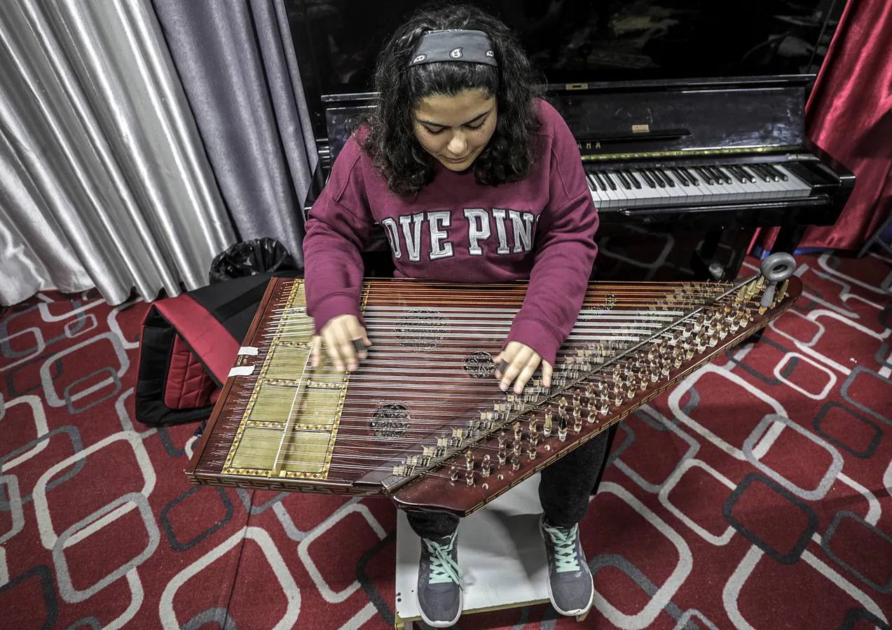 Estudiantes palestinos asisten a clases de música en el Conservatorio Nacional de Música Edward Said en la ciudad de Gaza Alrededor de 180 estudiantes palestinos, de entre seis y 16 años, se entrenan en el Conservatorio Nacional de Música Edward Said con cinco tipos de instrumentos musicales: Piano, kanoun, oud, guitarra y violín.