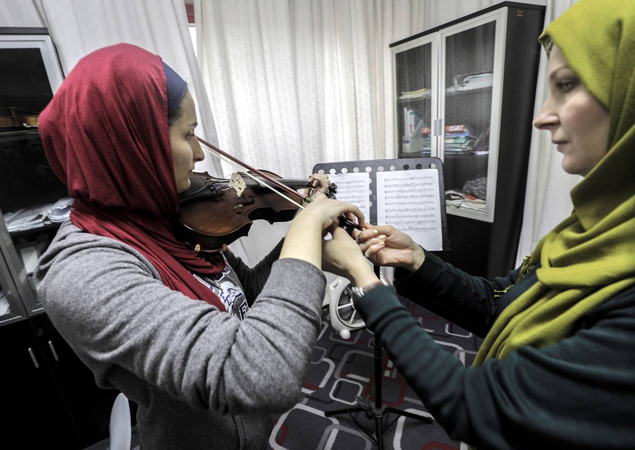 Estudiantes palestinos asisten a clases de música en el Conservatorio Nacional de Música Edward Said en la ciudad de Gaza Alrededor de 180 estudiantes palestinos, de entre seis y 16 años, se entrenan en el Conservatorio Nacional de Música Edward Said con cinco tipos de instrumentos musicales: Piano, kanoun, oud, guitarra y violín.