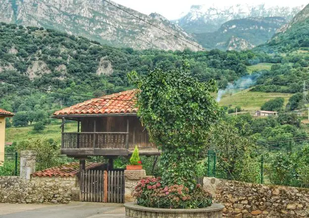 Valle asturiano de Proaza y Peña Ubiña, limítrofe con la comarca leonesa de Babia. :: E.R.