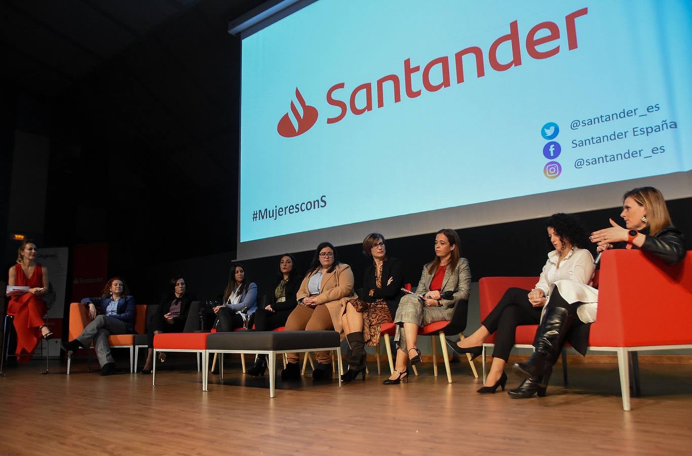 Medio millar de mujeres escucharon ayer en Badajoz (IFEBA) las experiencias de 'Mujeres con S', una idea para acabar con la brecha de género.