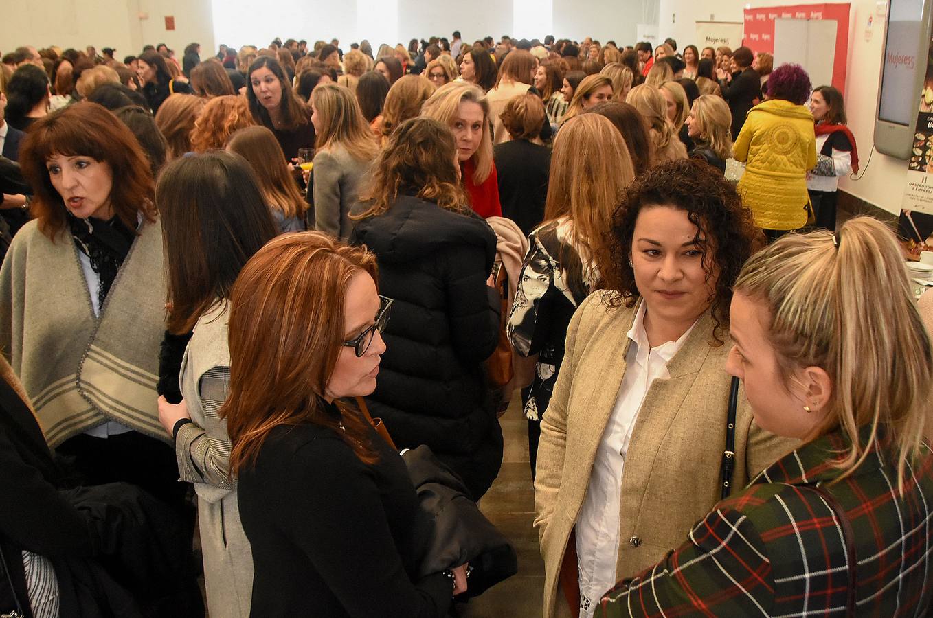 Medio millar de mujeres escucharon ayer en Badajoz (IFEBA) las experiencias de 'Mujeres con S', una idea para acabar con la brecha de género.