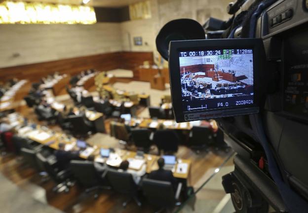 Una cámara de televisión graba un pleno de la Asamblea de Extremadura. :: hoy