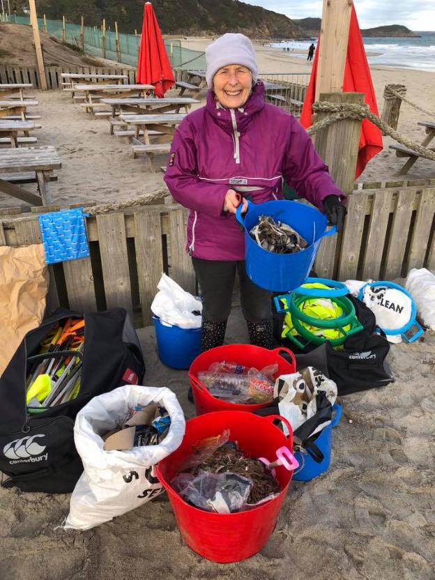 Pat Smith muestra la recolección del día, docenas de plásticos desperdigados por la arena. :: r. c.