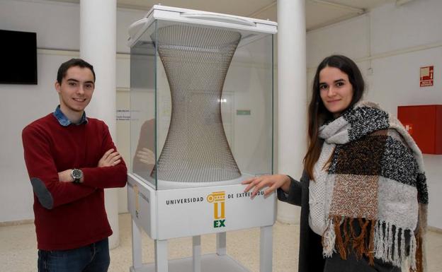 Antonio Sáez, de primer curso, y Estrella Lavado, de cuarto, junto a un hiperboloide reglado.