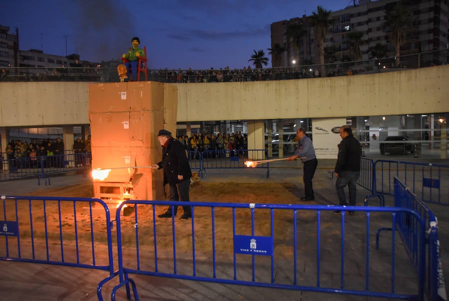 Fotos: Arde el marimanta en el barrio pacense de Santa Marina