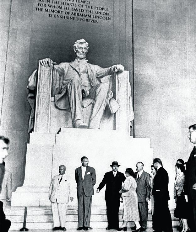 El líder soviético, a la izquierda, con su séquito, ante el monumento a Lincoln, en Washington. :: afp