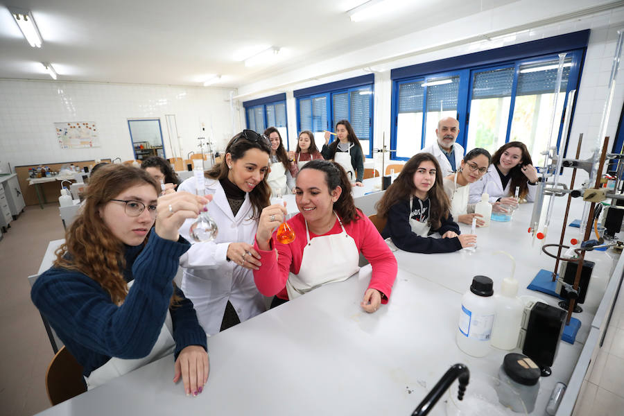 Varios centros escolares de la ciudad celebraron ayer el Día de la Mujer y la Niña en la Ciencia con numerosas actividades para dar visibilidad al ámbito femenino en las diversas ramas que tiene la ciencia. Los colegios e institutos de Mérida dieron la voz ayer a las mujeres para demostrar que están ahí.