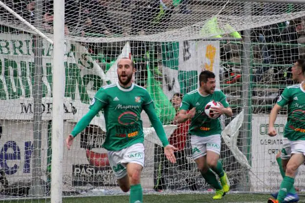 Sergio Alonso celebra el único gol del partido de ayer ante el Cacereño en el Municipal moralo. :: xelu díaz