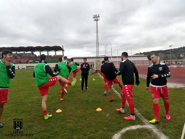 Los jugadores del Mérida se preparan para un partido con el liderato en juego. :: @meridaad