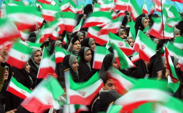 Varias estudiantes ondean banderas iraníes durante una ceremonia por el 40º aniversario de la Revolución Islámica de 1979 este lunes en la plaza Azadi (Libertad) de Teherán (Irán). 